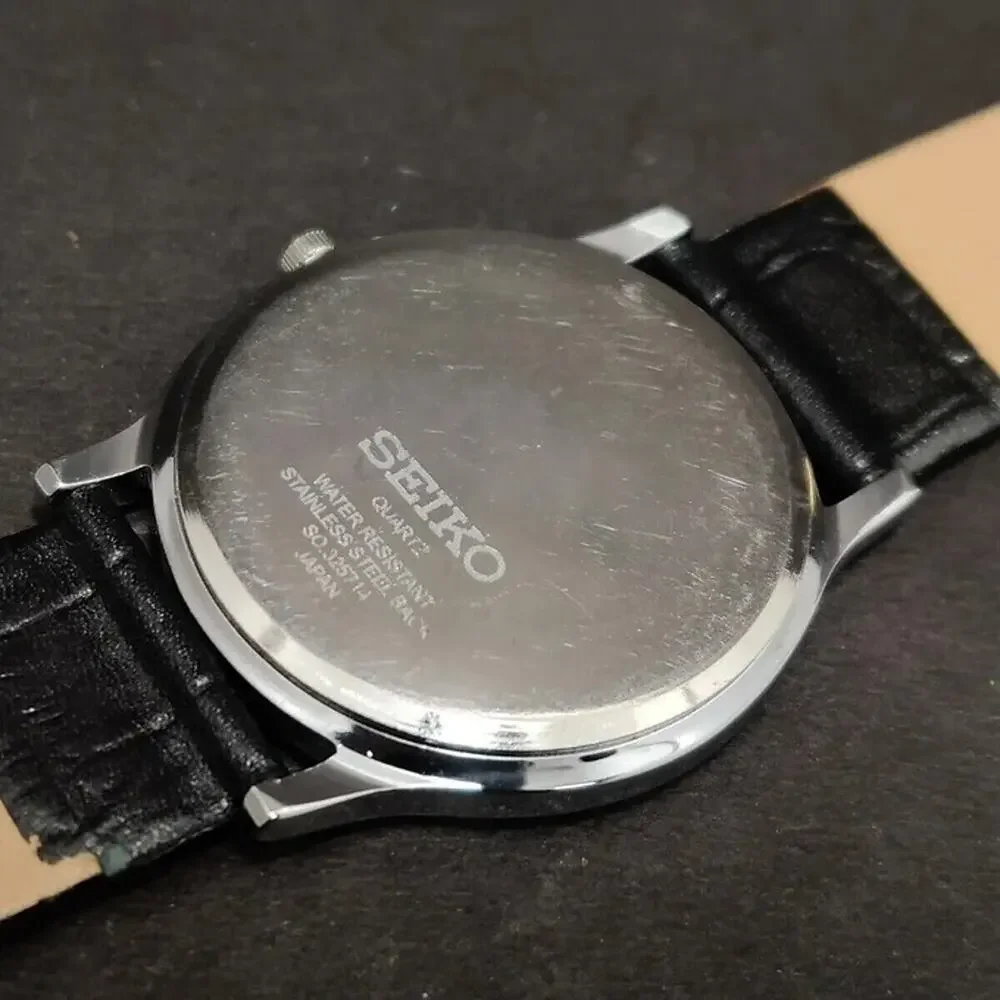 Vintage Style Seiko Quartz Mens Silver Watch & Yellow accents W/ Metal Strap